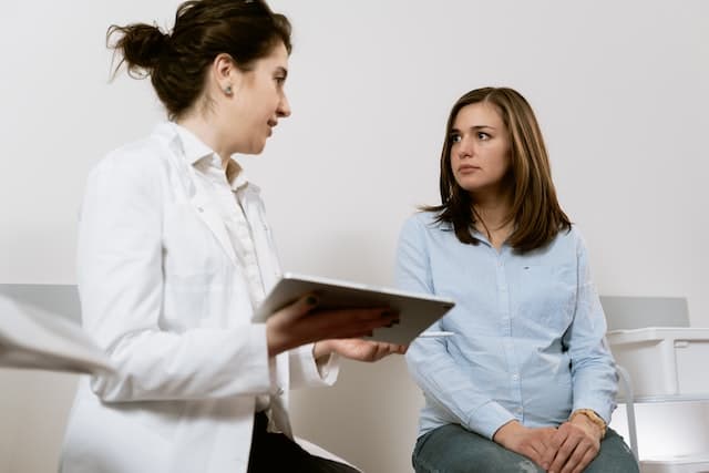 A clinical operations consultant using effective communication to educate a patient in a clinical trial.